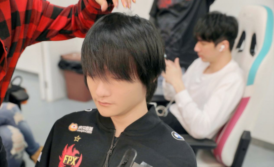 邓紫棋亮相S15总决赛开幕式为KT对战T1献唱主题曲